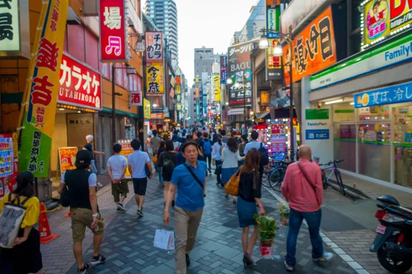 TOKYO, JAPÃO JUNHO 28 - 2017: Multidão de pessoas nas ruas de Ikebukuro, um distrito comercial e de entretenimento em Toshima, Tóquio — Fotografia de Stock
