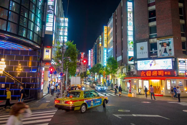 东京，日本 6 月 28-2017年： 身份不明的人行走和享受美丽著名歌舞伎町的红灯区，在夜晚，周围的高楼和广告位于东京 — 图库照片