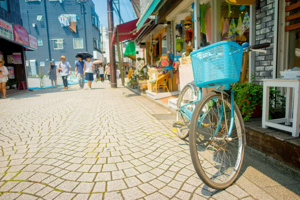 東京都 6 月 28-2017: 古い錆びた自転車東京、鎌倉の小町通りへの古代都市鎌倉との歴史的なレストランやおしゃれなショップにおしゃれな通り — ストック写真