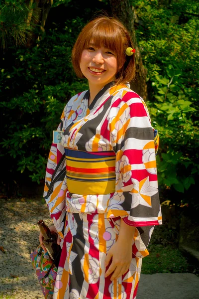 TOKYO, GIAPPONE 28 GIUGNO 2017: Donna non identificata che indossa un tipico abito giappone e posa per la macchina fotografica a Kamakura, Tokyo Giappone — Foto Stock