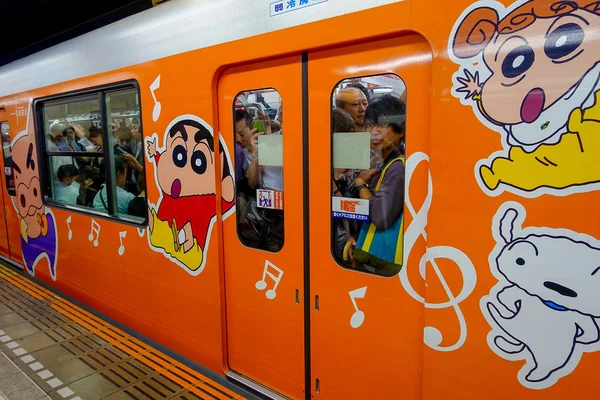 TOKYO, JAPAN - CIRCA MAY 2014: Crowd of passengers inside of train at Ikebukuro station in Tokyo, Japan. Ikebukuru is the second-busiest railway station in the world — Stock Photo, Image