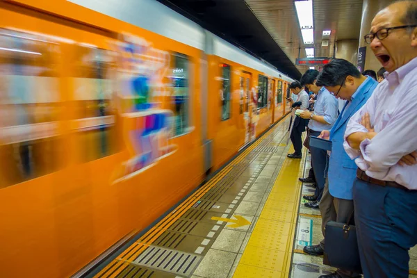 Tokyo, Japan - Circa mei 2014: Menigte van mensen haast op Ikebukuro station in Tokio, Japan. Ikebukuru is de tweede drukste treinstation ter wereld — Stockfoto