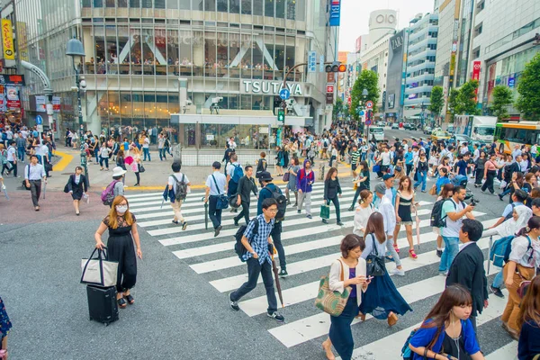 Tokyo, Japan juni 28-2017: oidentifierade fotgängare korsar gatan Shibuya i Tokyo, Japan. Berömda scramble övergångsställe används av över 2,5 miljoner människor dagligen — Stockfoto