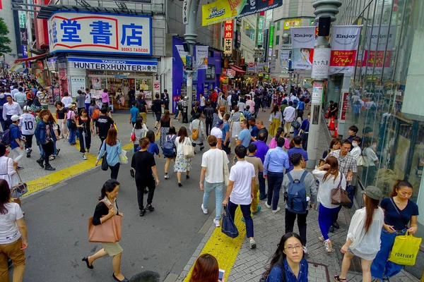Tokyo, Japonya Haziran 28-2017: tanımlanamayan yayalar Shibuya, Tokyo, Japonya geçerken. Ünlü kapış yaya geçidi 2.5 milyondan fazla kişi tarafından her gün kullanılan