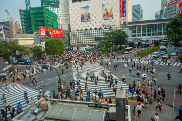 東京都 6 月 28-2017: 東京銀座地区で、世界で最も忙しい横断歩道の一つ渋谷ストリートで渡る人々 の群衆の平面図 — ストック写真