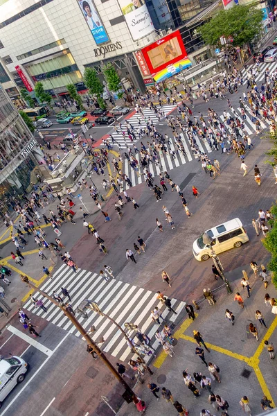 Tokyo, Japonya Haziran 28-2017: Top Shibuya sokak, Tokyo Ginza bölgesinde dünyanın en yoğun crosswalks geçiş Kişilik kalabalık görünümünü