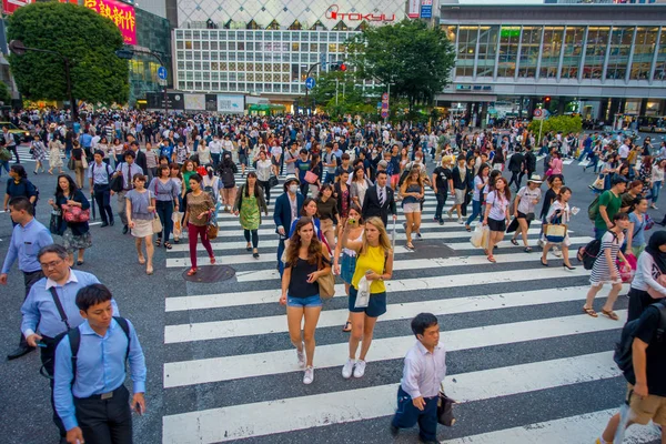 Tokyo, Japan juni 28-2017: oidentifierade fotgängare korsar gatan Shibuya i Tokyo, Japan. Berömda scramble övergångsställe används av över 2,5 miljoner människor dagligen — Stockfoto