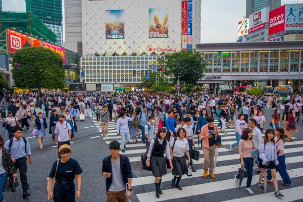 Tokyo, Japonya Haziran 28-2017: tanımlanamayan yayalar Shibuya, Tokyo, Japonya geçerken. Ünlü kapış yaya geçidi 2.5 milyondan fazla kişi tarafından her gün kullanılan