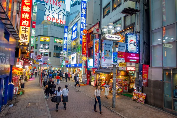 TOKYO, JAPÃO JUNHO 28 - 2017: Multidão de pessoas na rua comercial perto de Shibuya, é um dos bairros mais coloridos e movimentados de Tokyos, repleto de lojas, restaurantes e discotecas — Fotografia de Stock