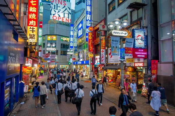 TOKYO, JAPÃO JUNHO 28 - 2017: Multidão de pessoas na rua comercial perto de Shibuya, é um dos bairros mais coloridos e movimentados de Tokyos, repleto de lojas, restaurantes e discotecas — Fotografia de Stock