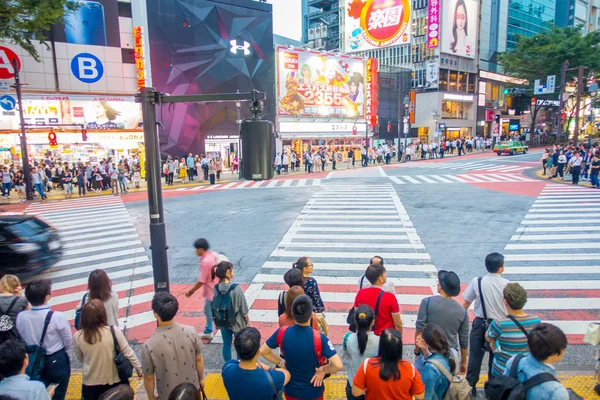 Tokyo, Japonya Haziran 28-2017: tanımlanamayan bekleyenler Shibuya, Tokyo, Japonya geçerken için yeşil ışık. Ünlü kapış yaya geçidi 2.5 milyondan fazla kişi tarafından her gün kullanılan