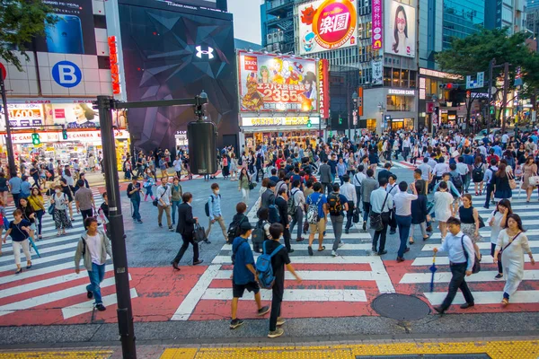 Tokyo, Japonya Haziran 28-2017: tanımlanamayan yayalar Shibuya, Tokyo, Japonya geçerken. Ünlü kapış yaya geçidi 2.5 milyondan fazla kişi tarafından her gün kullanılan