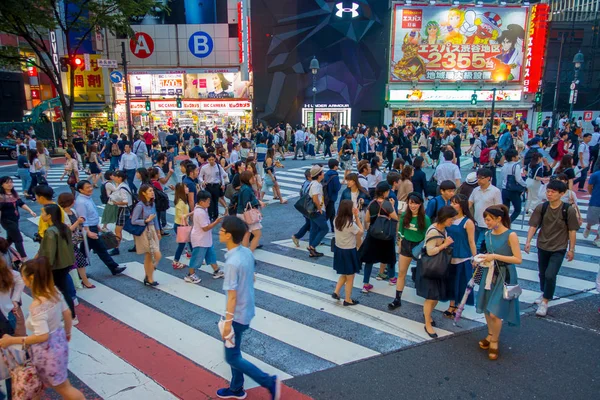 Tokyo, Japonya Haziran 28-2017: tanımlanamayan yayalar Shibuya, Tokyo, Japonya geçerken. Ünlü kapış yaya geçidi 2.5 milyondan fazla kişi tarafından her gün kullanılan