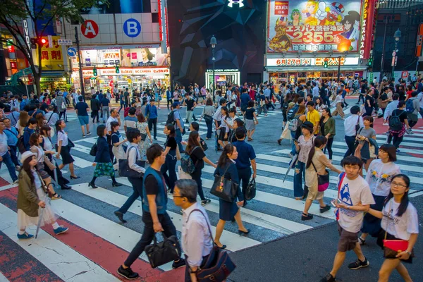 Tokyo, Japonya Haziran 28-2017: tanımlanamayan yayalar Shibuya, Tokyo, Japonya geçerken. Ünlü kapış yaya geçidi 2.5 milyondan fazla kişi tarafından her gün kullanılan