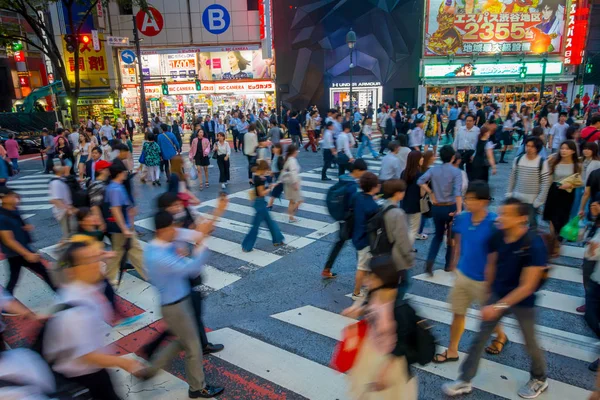 ТОКИО, ЯПОНИЯ 28 - 2017: Неизвестные пересекают улицу Сибуя в Токио, Япония. Знаменитым пешеходным переходом ежедневно пользуются более 2,5 млн человек — стоковое фото