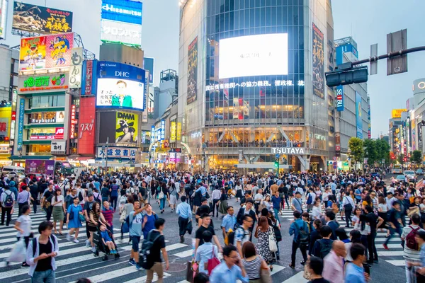 Tokyo, Japonya Haziran 28-2017: Shibuya, Tokyo, Japonya geçerken kimliği belirsiz kişi. Ünlü kapış yaya geçidi 2.5 milyondan fazla kişi tarafından her gün kullanılan