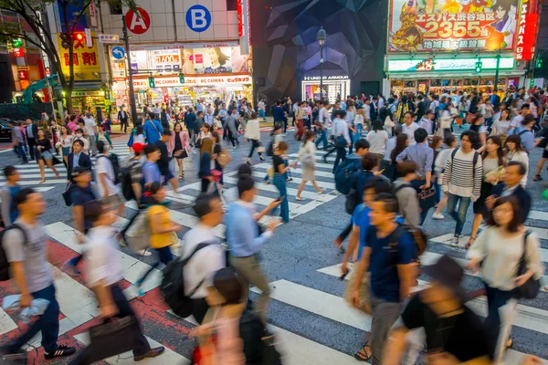 Tokyo, Japonya Haziran 28-2017: Shibuya, Tokyo, Japonya geçerken kimliği belirsiz kişi. Ünlü kapış yaya geçidi 2.5 milyondan fazla kişi tarafından her gün kullanılan