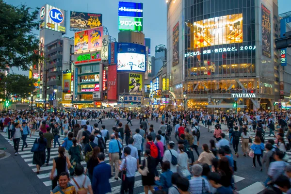 Tokyo, Japonya Haziran 28-2017: Shibuya, Tokyo, Japonya geçerken kimliği belirsiz kişi. Ünlü kapış yaya geçidi 2.5 milyondan fazla kişi tarafından her gün kullanılan