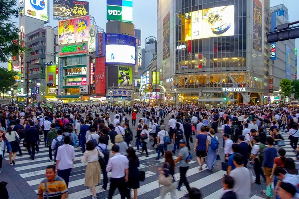 Tokyo, Japonsko června 28-2017: neznámí lidé křižovatku Shibuya v Tokiu, Japonsko. Slavný tahanice přechod pro chodce je používán více než 2,5 milionu lidí denně — Stock fotografie