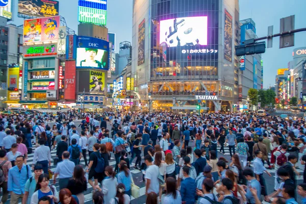 Tokyo, Japonya Haziran 28-2017: Shibuya, Tokyo, Japonya geçerken kimliği belirsiz kişi. Ünlü kapış yaya geçidi 2.5 milyondan fazla kişi tarafından her gün kullanılan