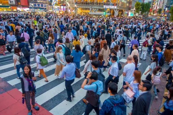 东京，日本 6 月 28-2017年： 身份不明的人在日本，在东京涩谷过马路。著名的争夺人行横道是每天使用超过 250 万人 — 图库照片