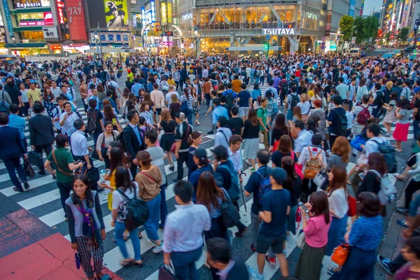 Tokyo, Japonya Haziran 28-2017: Shibuya, Tokyo, Japonya geçerken kimliği belirsiz kişi. Ünlü kapış yaya geçidi 2.5 milyondan fazla kişi tarafından her gün kullanılan