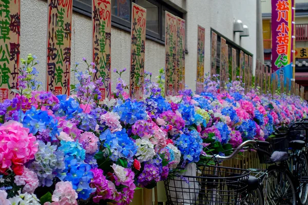 Tokio, Japan 28. Juni - 2017: wunderschöne bunte Plastikblumen, in einer Reihe im Freien in der Nähe des buddhistischen Tempels Sensoji in Tokio, Japan — Stockfoto