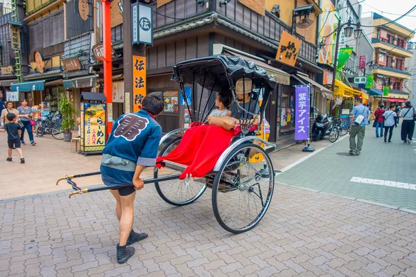 Tokyo, Japonya Haziran 28-2017: turist rides bir çekçek Sensoji Asakusa Kannon Tapınağı, Tokyo, Japonya. Rickshaws bir turistik Asakusa bölgedeki Tokyo bulunmaktadır