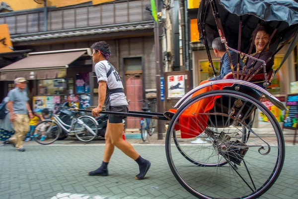 Tokyo, Japonya Haziran 28-2017: turist rides bir çekçek Sensoji Asakusa Kannon Tapınağı, Tokyo, Japonya. Rickshaws bir turistik Asakusa bölgedeki Tokyo bulunmaktadır
