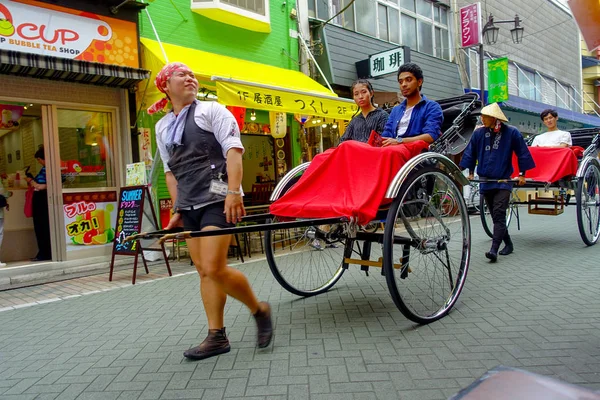 Tokyo, Japonya Haziran 28-2017: turist rides bir çekçek Sensoji Asakusa Kannon Tapınağı, Tokyo, Japonya. Rickshaws bir turistik Asakusa bölgedeki Tokyo bulunmaktadır