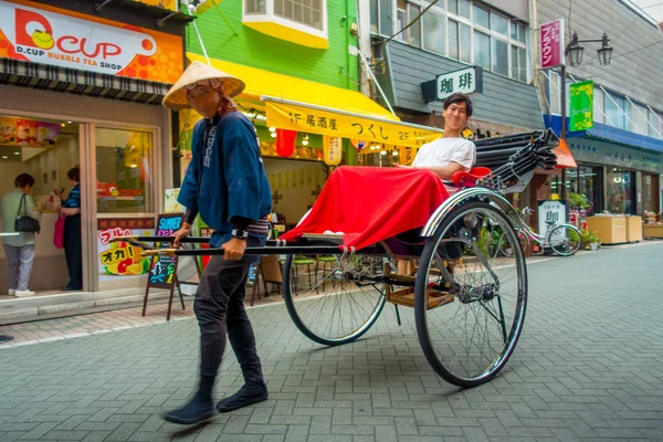 Tokyo, Japonya Haziran 28-2017: turist rides bir çekçek Sensoji Asakusa Kannon Tapınağı, Tokyo, Japonya. Rickshaws bir turistik Asakusa bölgedeki Tokyo bulunmaktadır