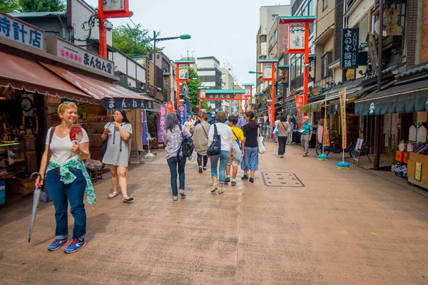 TOKIO, JAPÓN 28 DE JUNIO - 2017: Personas no identificadas caminando en un camino apedreado cerca del templo budista Sensoji en Tokio, Japón. El templo Sensoji en la zona de Asakusa es el templo más antiguo de Tokio — Foto de Stock