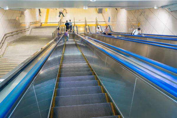 TOKIO, JAPÓN 28 DE JUNIO - 2017: Personas no identificadas bajando y subiendo escaleras eléctricas dentro de la estación de tren para tomar el tren. Su manera muy conveniente para que los visitantes viajen alrededor —  Fotos de Stock