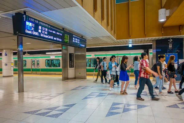 TOKIO, JAPÓN 28 DE JUNIO - 2017: Personas no identificadas caminando en la estación Shibuya de Tokio en Tokio. Con 2.4 millones de pasajeros en un día laborable, es la cuarta estación de tren más concurrida de Japón —  Fotos de Stock