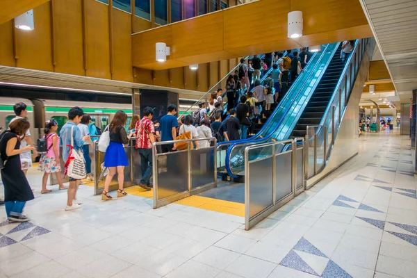 TOKIO, JAPÓN 28 DE JUNIO - 2017: Personas no identificadas caminando arriba en la estación Shibuya de Tokio en Tokio. Con 2.4 millones de pasajeros en un día laborable, es la cuarta estación de tren más concurrida de Japón —  Fotos de Stock