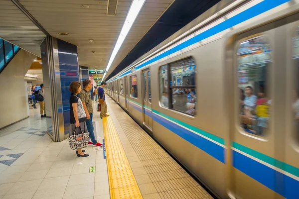 Tokyo, Japan juni 28-2017: oidentifierade personer väntar på tåget på plattform från tunnelbanestationen Kiba i Tokyo. Tåg avgår var femte minut under dagtid — Stockfoto