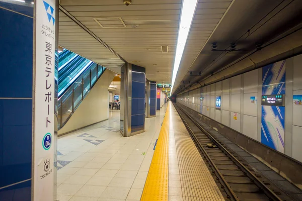 TOKYO, JAPÓN 28 DE JUNIO - 2017: Plataforma de la estación de metro de Kiba en Tokio. Los trenes salen cada 5 minutos durante el día — Foto de Stock