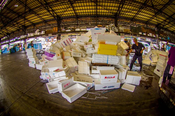 TOKIO, JAPÓN 28 DE JUNIO - 2017: Un hombre no identificado trabajando junto a una pila de cajas blancas en el mercado de Tsukiji es el mercado mayorista de pescado y mariscos más grande del mundo, en Tokio — Foto de Stock