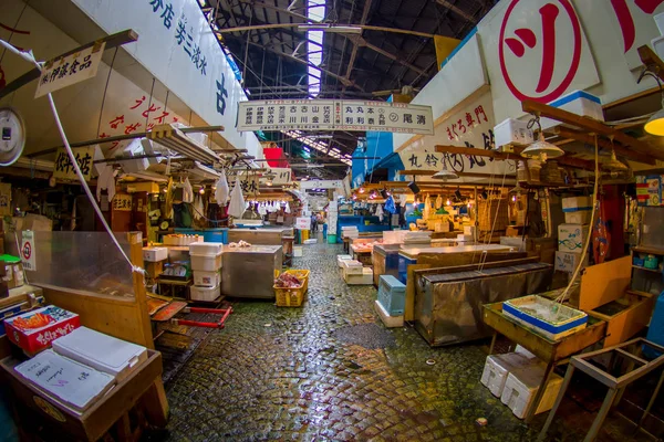 Tokyo, Japan juni 28-2017: Seafood te koop bij de vis markt Tsukiji in Tokio, Tsukiji Market groothandel is de grootste vis en zeevruchten groothandelsmarkt in de wereld — Stockfoto