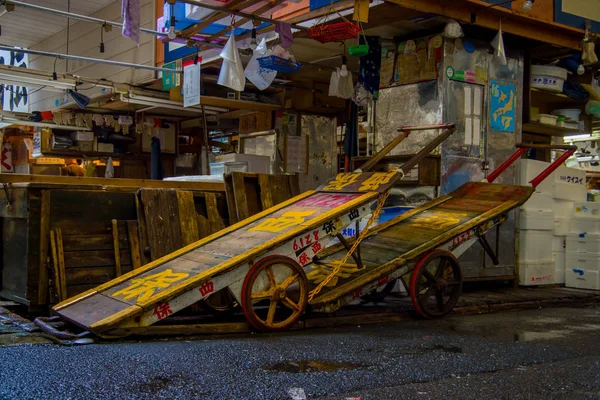 Tokyo, Japan juni 28-2017: oude verroeste Flatbed kar binnenkant van een gebouw van de Tsukiji groothandel zeevruchten en de vismarkt in Tokio — Stockfoto