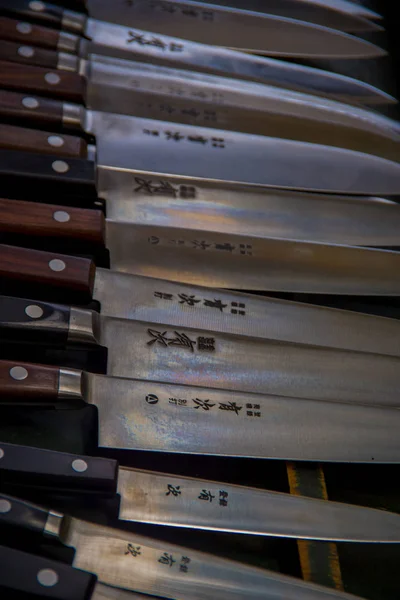 Tokyo, Japan juni 28-2017: assortiment messen met een houten handvat in een raw een Tsukiji Vismarkt is de grootste vis en zeevruchten groothandelsmarkt in de wereld, in Tokio — Stockfoto