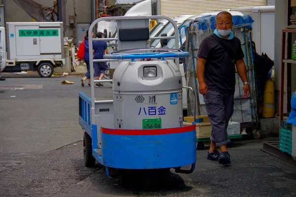 TOKYO, JAPÓN 28 DE JUNIO - 2017: Un hombre no identificado caminando cerca de una máquina de carga en Fish Tsukiji Market es el mercado mayorista de pescado y mariscos más grande del mundo, en Tokio — Foto de Stock