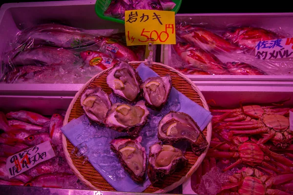 TOKIO, JAPÓN 28 DE JUNIO - 2017: Primer plano de una carne con una salsa marrón con pequeñas rodajas de limón, servido sobre un plato con hielo en el mercado de pescado al por mayor de Tsukiji en Tokio Japón, Tsukiji Market es el —  Fotos de Stock