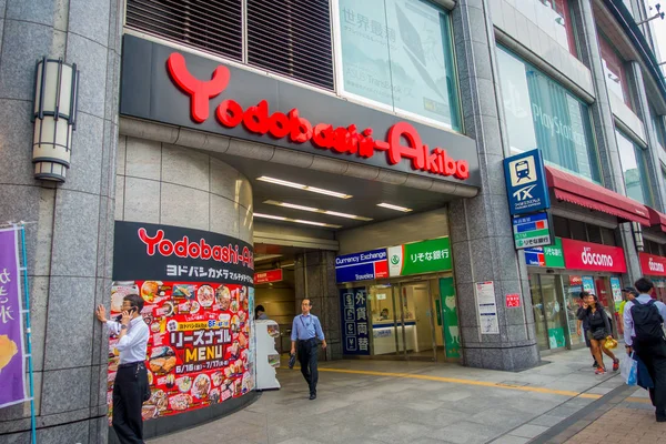 TOKIO, JAPÓN 28 DE JUNIO - 2017: Personas no identificadas en la entrada de los grandes almacenes Yodobashi Camera. Yodobashi Camera es una cadena de tiendas que vende principalmente productos electrónicos con 21 tiendas en Japón — Foto de Stock