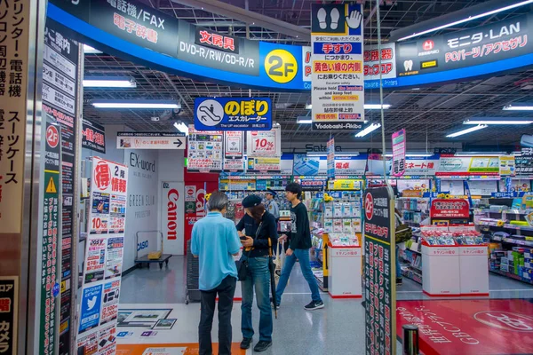 TOKYO, JAPAN JUNE 28 - 2017: Orang-orang tak dikenal memasuki toko serba ada Yodobashi Camera. Yodobashi Camera adalah toko rantai terutama menjual produk elektronik dengan 21 toko di Jepang — Stok Foto