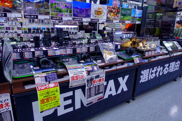 TOKYO, JAPAN JUNE 28 - 2017: Ассорти камер и объективов внутри универмага Yodobashi камеры. Yodobashi Camera - сетевой магазин, в основном продающий электронную продукцию в 21 магазине в Японии.
