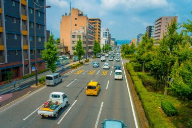 Kyoto, Japonya - 05 Temmuz 2017: Sokakta Kyoto Japonya'da arabalar. Kyoto Metropolis Japonya en kalabalık şehir biridir