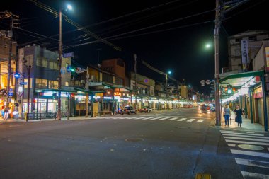 Kyoto, Japonya - 05 Temmuz 2017: Gece sahne Gion ilçe, Kyoto dar sokağa merak turist