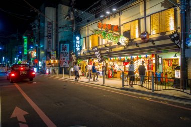 Kyoto, Japonya - 05 Temmuz 2017: Gece sahne Gion ilçe, Kyoto dar sokağa merak turist