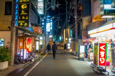 Kyoto, Japonya - 05 Temmuz 2017: Gece sahne Gion ilçe, Kyoto dar sokağa merak turist